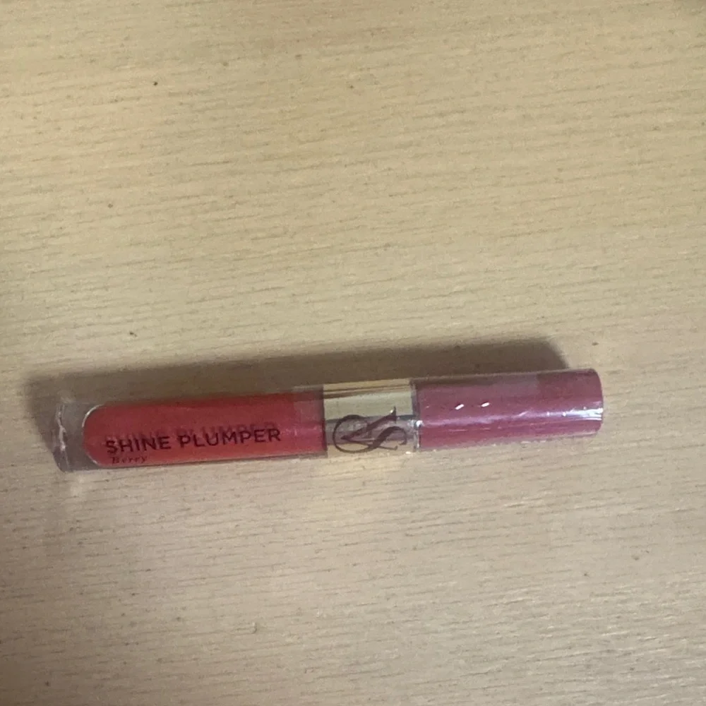 NEW Victoria's Secret Shine Plumper Lip Gloss - Berry